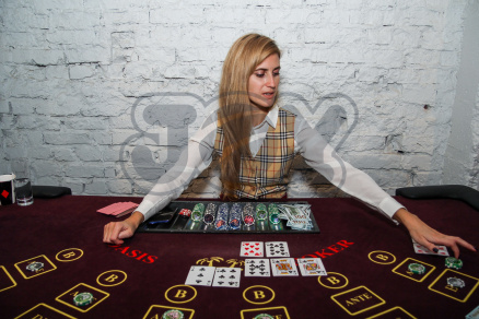 OASIS POKER - покерный стол в аренду в бордовом исполнении, сопровожденный профессиональным крупье